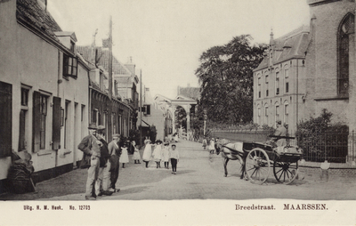 6612 Gezicht in de Breedstraat (noordelijk gedeelte) met de Rooms Katholieke pastorie te Maarssen uit het zuiden.